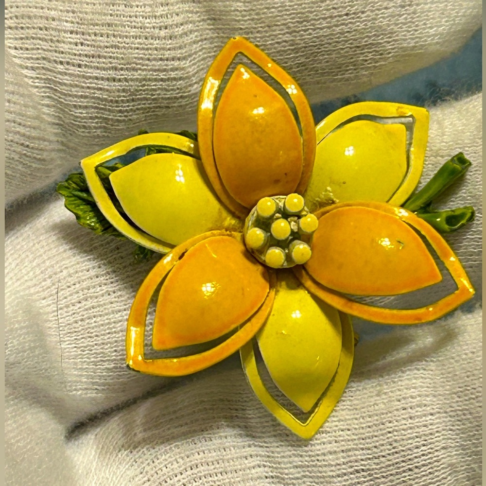 LOVELY VINTAGE MID-CENTURY MODERN ENAMEL ORANGE & YELLOW FLOWER BROOCH PIN